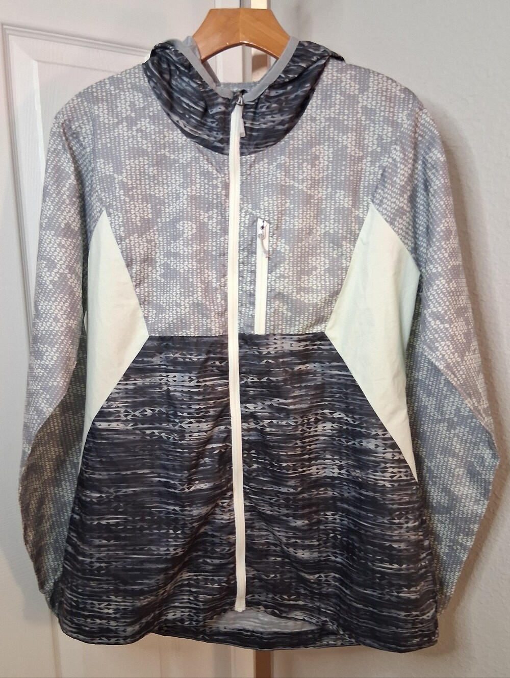 Golite Ultra Thin Windbreaker Hooded Jacket Medium